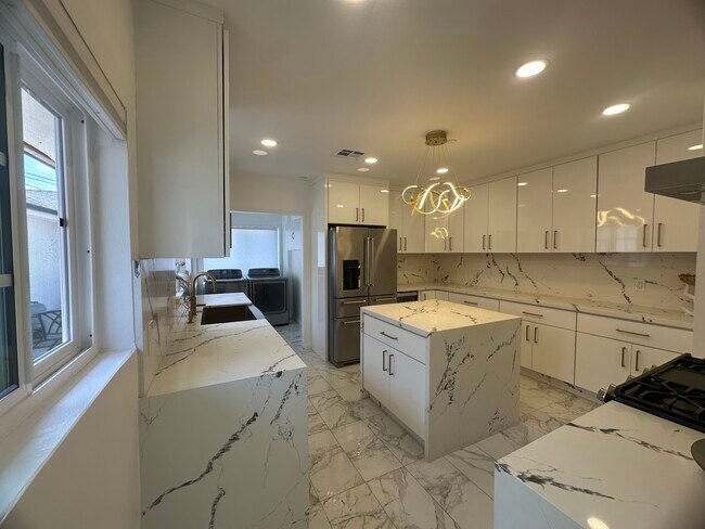 Building Photo - 10861 Nettleton St