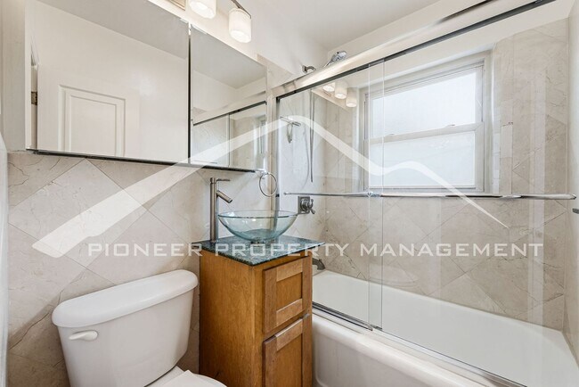 Building Photo - Stunning Home with Central AC and Fenced Yard