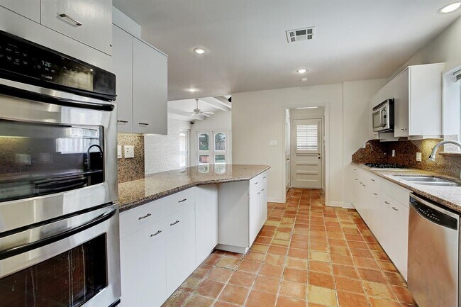 Building Photo - 6139 Chevy Chase Dr