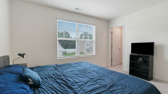 Building Photo - 4 bedroom 2.5 bathroom Single Family Home