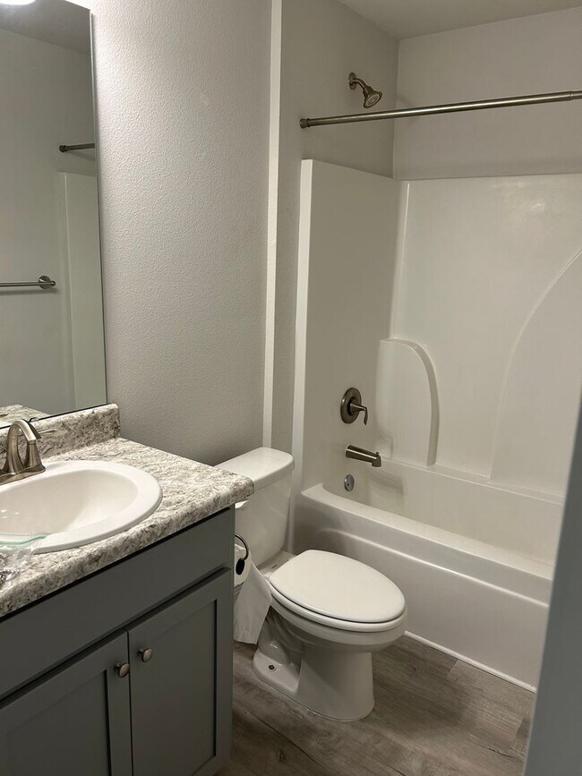 Building Photo - Easy access to interstate, bases & shopping!