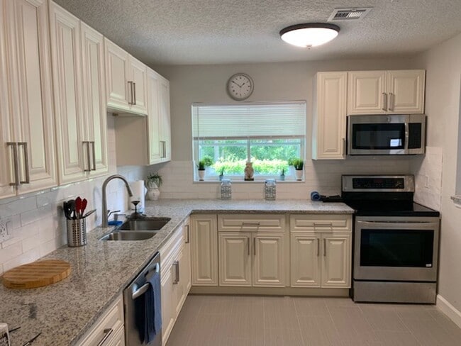 Building Photo - For Rent 4-Bedroom, 2-Bathroom single-family home