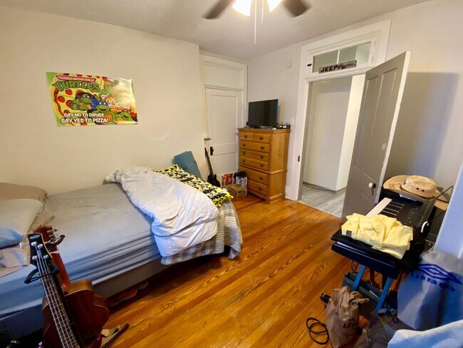 Building Photo - 5 bedroom /2 bath mins. from UC for $700/pp ($3500/mo) w/ off-street parking included!