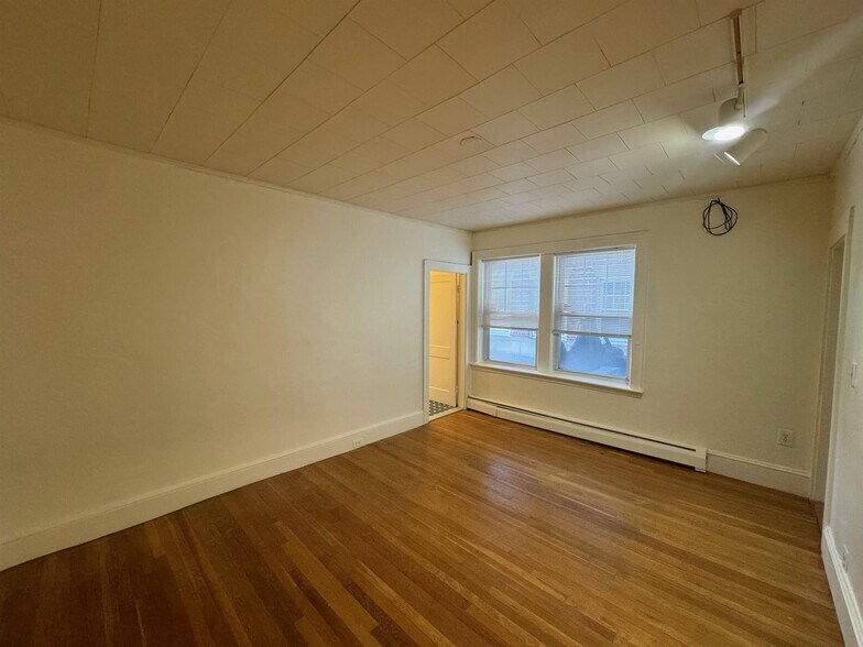 Building Photo - 31 College Ave