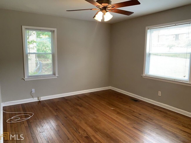 Building Photo - 402 Deckner Ave SW