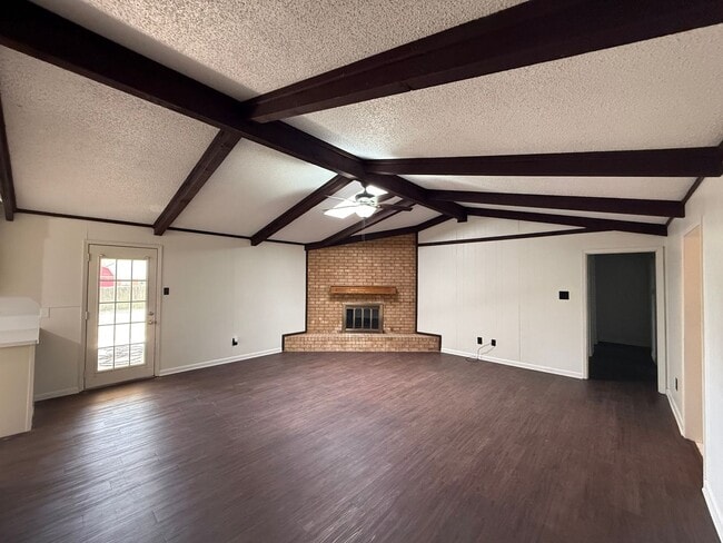 Building Photo - Large 3 Bedroom 2 Bath in PTISD