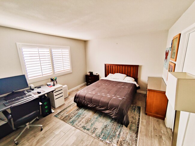 Large main bedroom with private bathroom - 12621 Ralston Ave