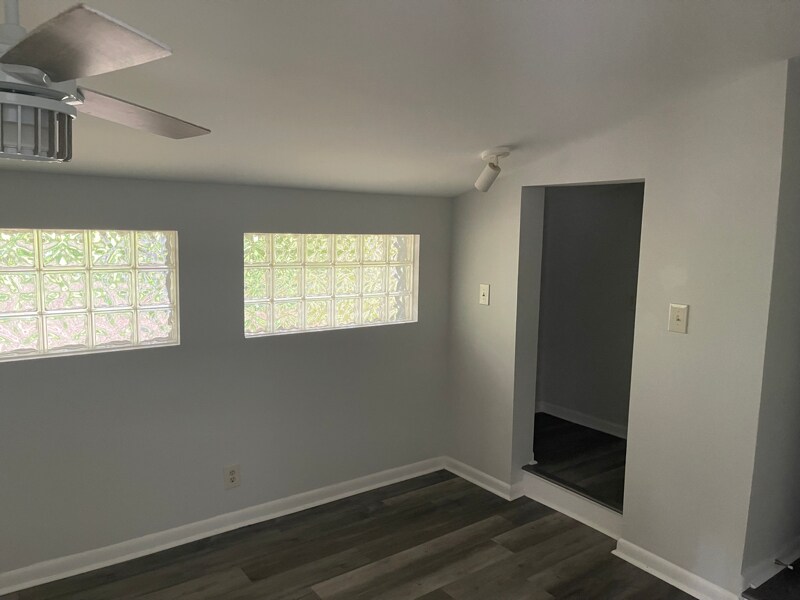 Building Photo - 1085 W Shore Dr