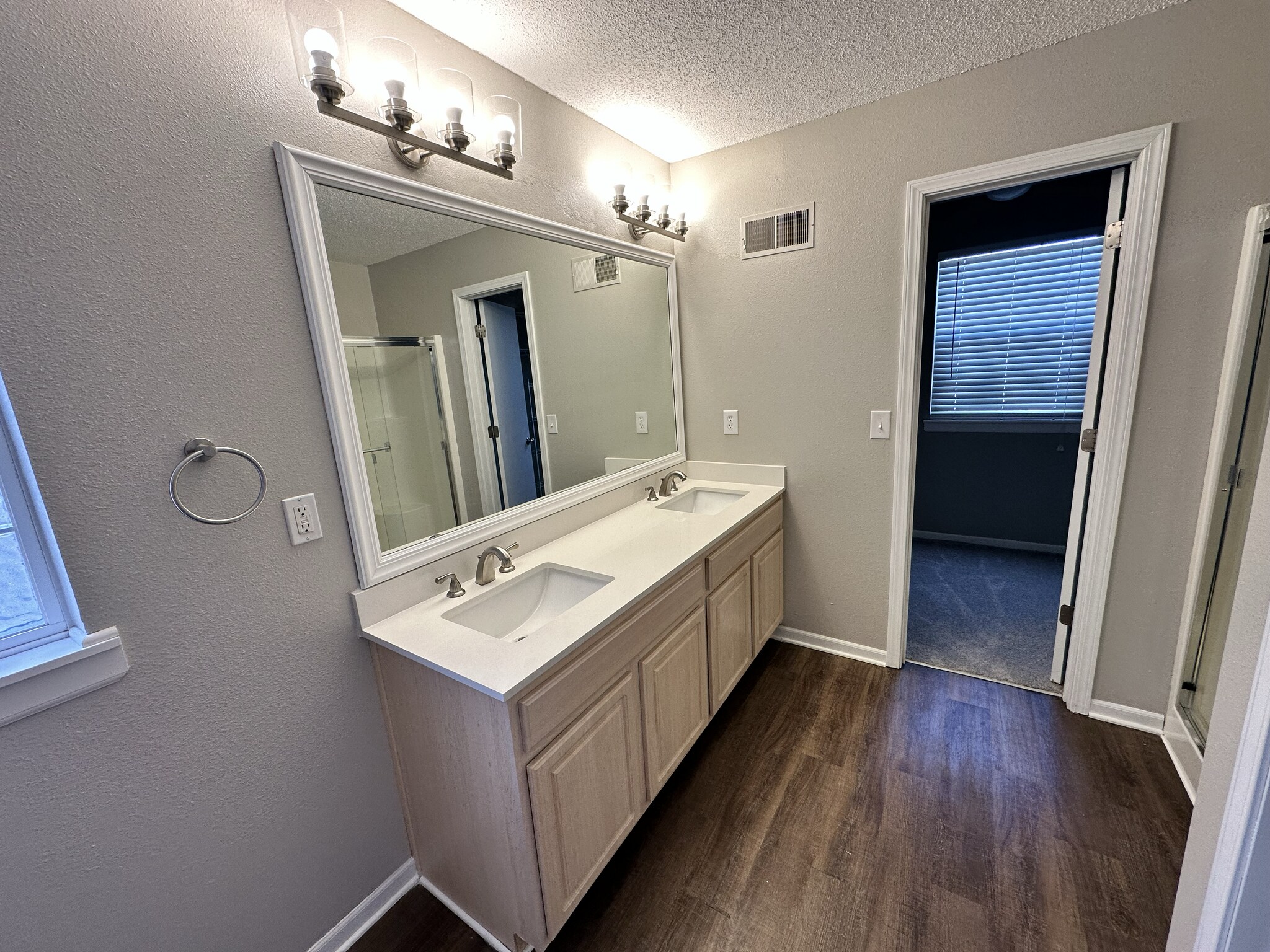 Primary bedroom's bathroom - 2220 SW Rambling Vine Rd