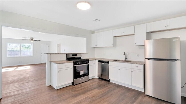 Building Photo - Newly remodeled 3 bedroom / 2 bath