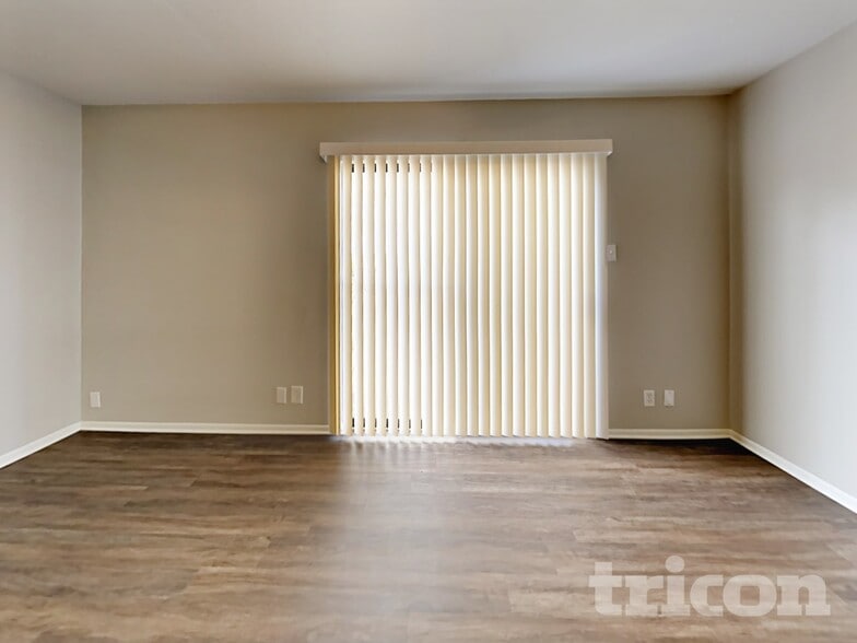 Building Photo - 7606 Chatsworth