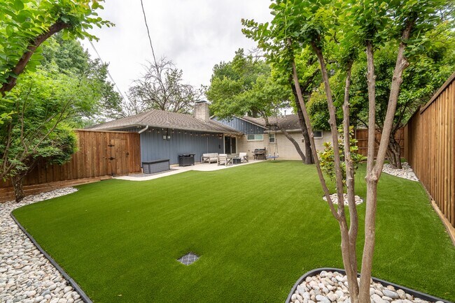 Building Photo - Great home in a desirable location with mature trees!