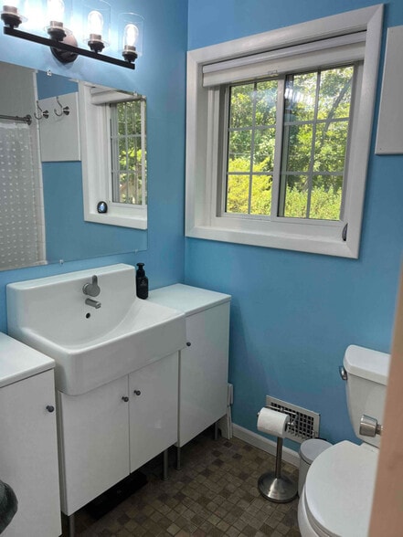 Building Photo - 3329 Maple Dr