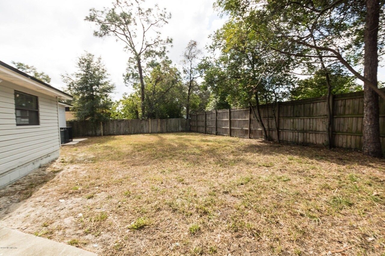back yard - 3248 Shetland Rd W