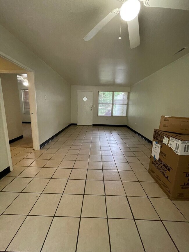 Building Photo - Spacious 2BR/1BA apartment off South Milledge Ave!