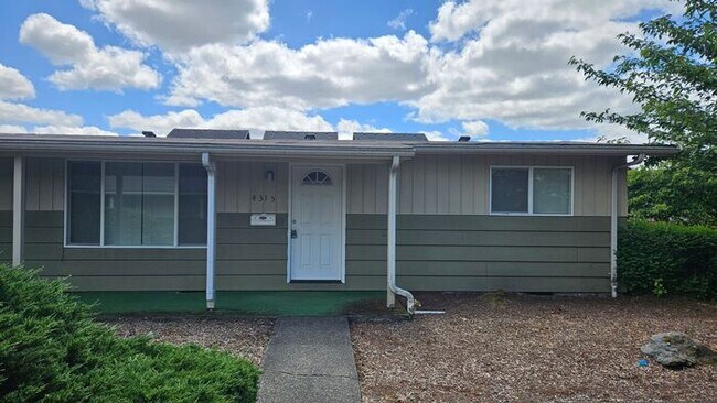 Building Photo - Beautiful Tacoma duplex 2bd 1 bath w/ 1 car garage