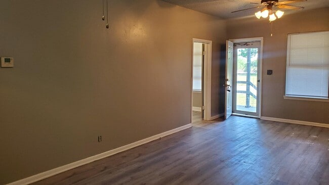 Building Photo - 1613 W Elm Ave