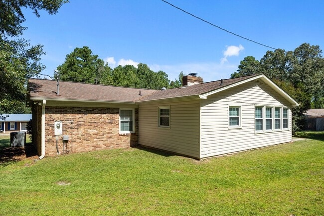 Building Photo - 3 Bed 2 Bath Just Outside Downtown Lilling...