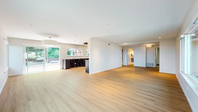 Building Photo - 1321 Lasuen Dr