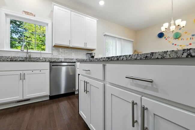 Building Photo - Immaculate Townhouse with Finished Basement