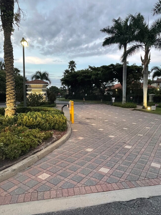 Building Photo - 12214 Country Day Cir