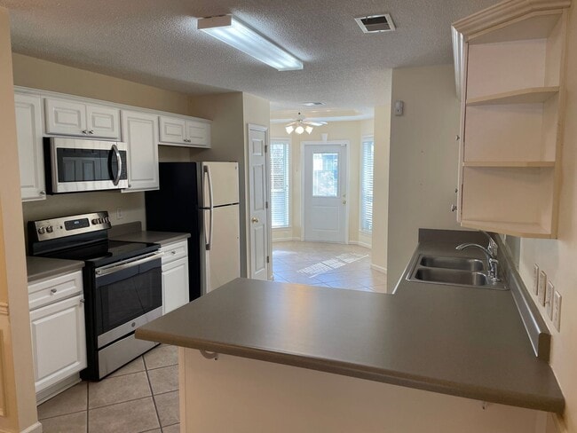 Building Photo - For Rent