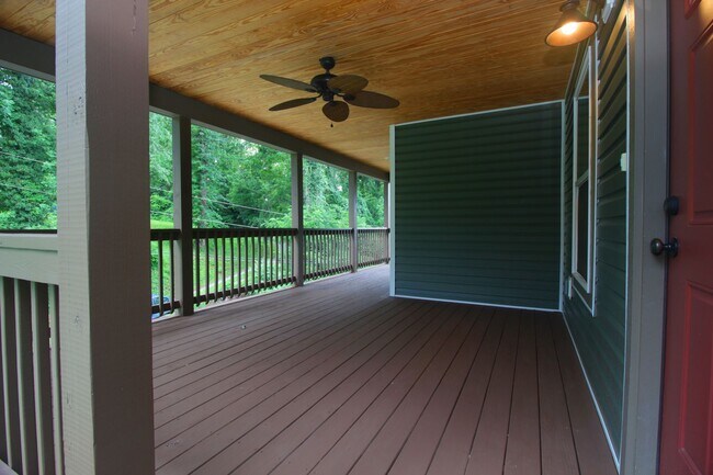 Building Photo - Newer Construction Close to Downtown Asheville