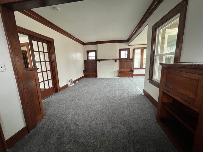 Building Photo - 1023 W Columbia Ter