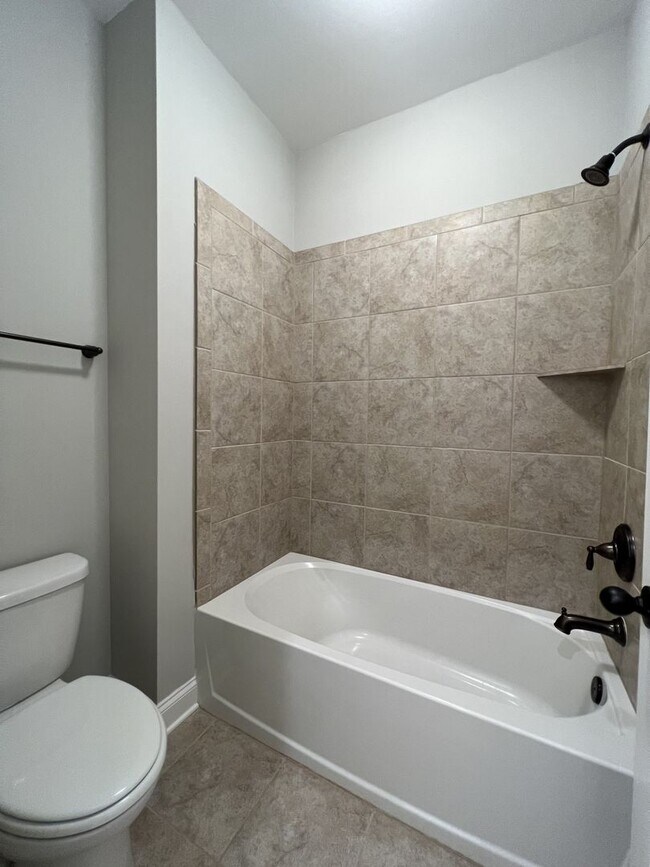 Building Photo - Charming and Convenient Home in Hendersonville