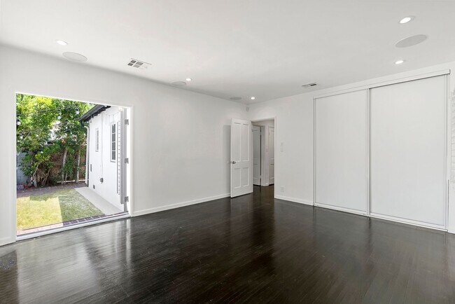Building Photo - Designer-Done 3 Bed + 3 Bath in Prime Beve...