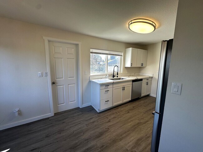 Building Photo - Central Tacoma 3-bedroom Rambler!