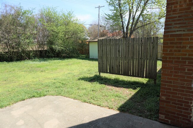 Building Photo - 3 Bed 2 Baths In Midtown Charmer With Cove...