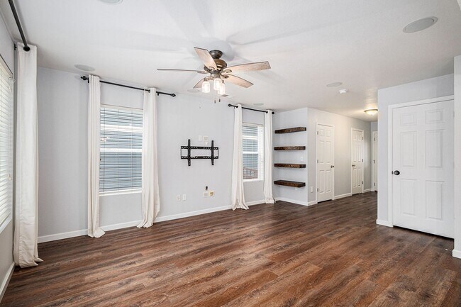 Building Photo - 4 Bedroom 2.5 Baths in the Meadows Castler...