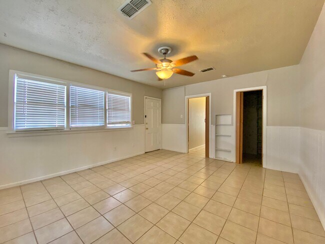 Building Photo - Full 1 bed 1 bath 1 living room/kitchen available now