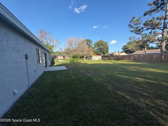 Building Photo - 1607 Fairfield Cir NE