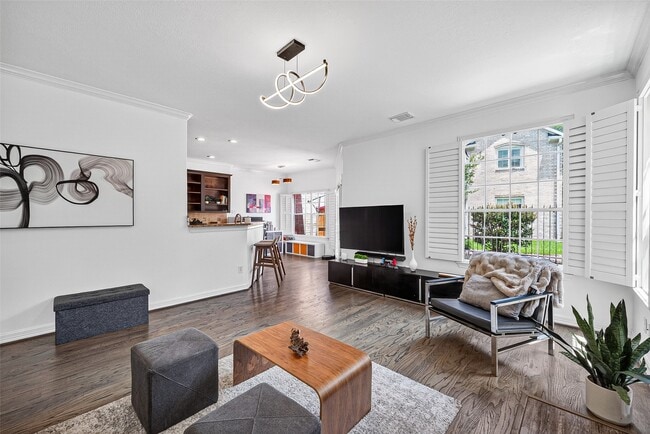 Building Photo - 1015 Enclave Square S