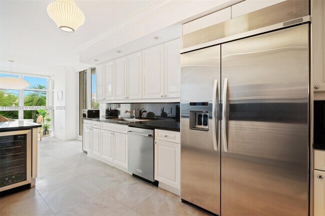 Building Photo - 765 Crandon Blvd