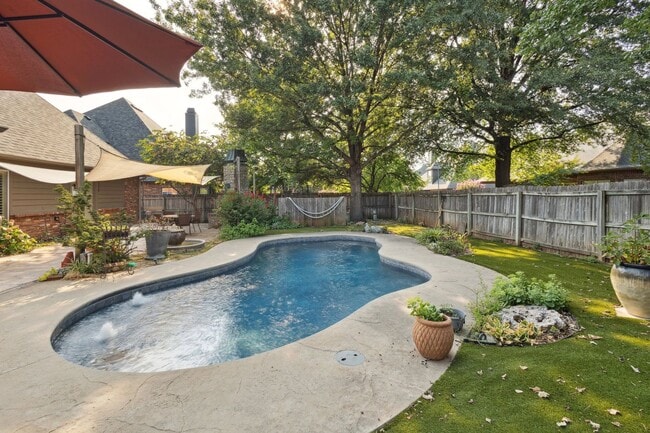 Building Photo - 4 Bedroom + Bonus Room & Office with Gorgeous Pool