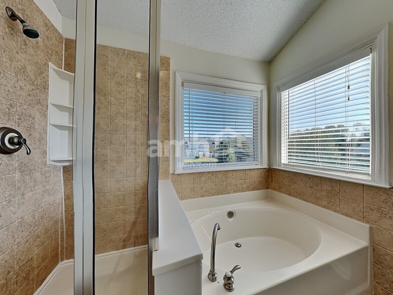 Building Photo - 3300 Kemper Ct