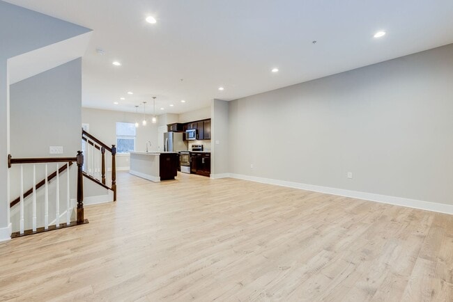 Building Photo - 3 Bedroom End Unit Townhouses in Franklin ...