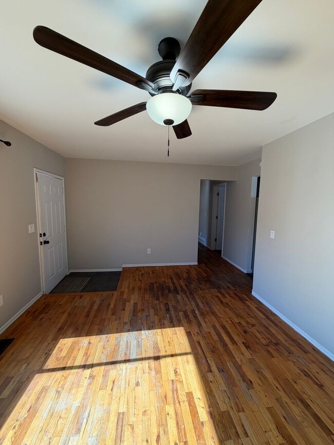 Building Photo - Remodeled 4BR/2BA Home in Lansing — Move in ready