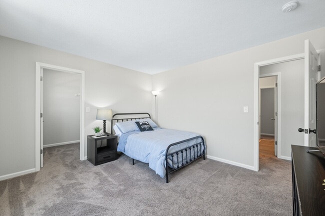 Building Photo - 4007 Woodview Dr