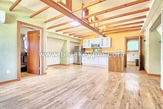 Primary Photo - Studio With Huge Bonus Room Available Octo...