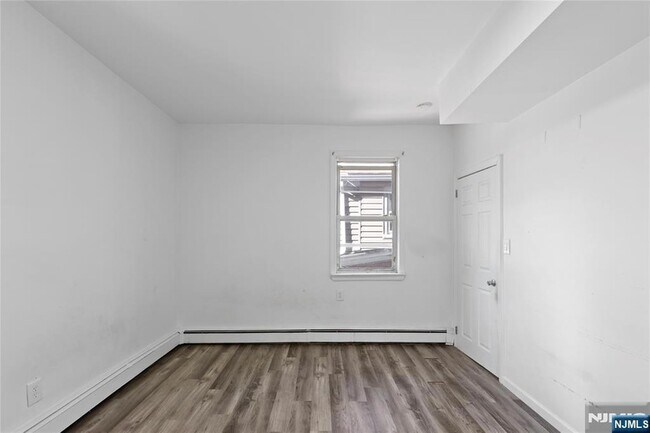 Building Photo - 676 Chestnut St