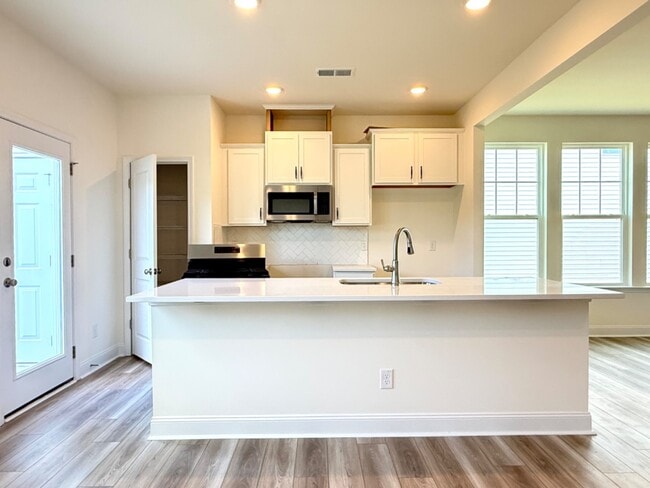 Building Photo - 3 Bedroom End unit Townhome Double Driveway - Lots of Natural Light