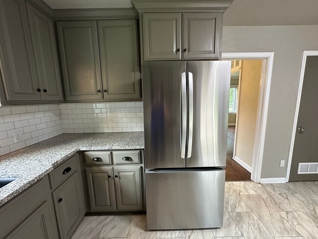 Building Photo - 2521 Sunnybrook Dr