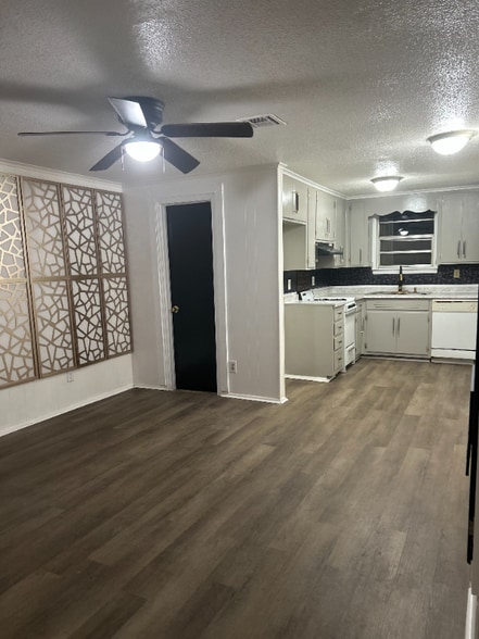 Building Photo - 507 Woodvale Rd