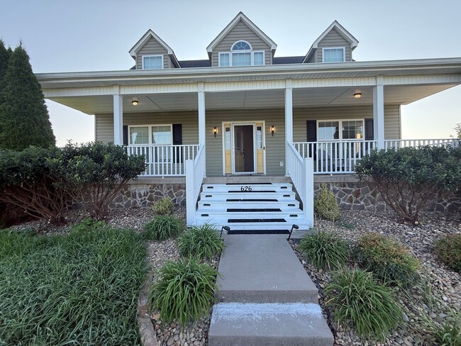 Building Photo - 3 Bedroom 3.5 Bathroom Home Located in Greeneville, TN