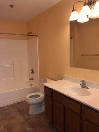 Building Photo - Huge 3 Bedroom 2 Bathroom Garden Apartment