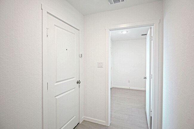 Building Photo - 2423 Shady Grv